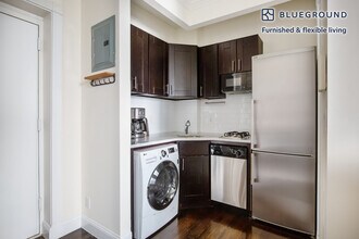 535 Hudson St in New York, NY - Building Photo - Building Photo