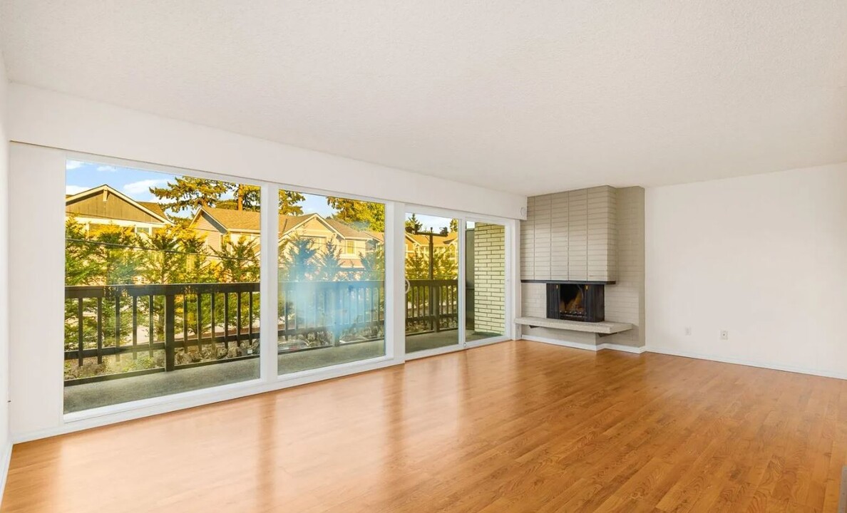 2500 81st Ave SE, Unit 326 in Mercer Island, WA - Building Photo