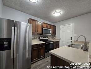 8415 Cranberry Hill in San Antonio, TX - Building Photo - Building Photo