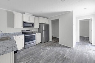 682 Reeves Dr in Fort Walton Beach, FL - Building Photo