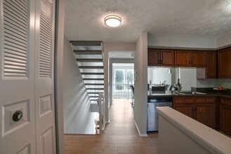 3650 Castle Terrace in Silver Spring, MD - Foto de edificio - Building Photo