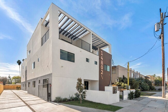 14802 Vanowen St in Los Angeles, CA - Building Photo - Building Photo