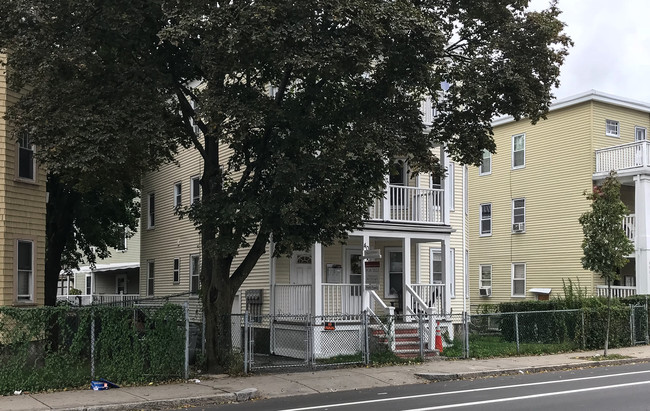 4058 Washington St in Roslindale, MA - Foto de edificio - Building Photo