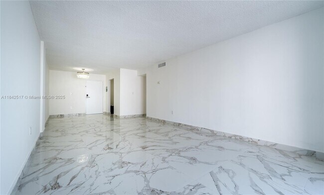 720 Collins Ave in Miami Beach, FL - Building Photo - Building Photo