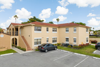 Moors Pointe Condominiums in Hialeah, FL - Building Photo - Building Photo