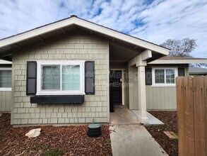 2546 W Victor Ct in Visalia, CA - Building Photo - Building Photo