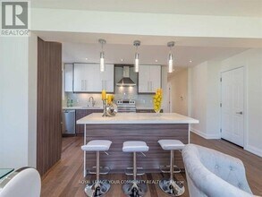 112 Murray Dr in Aurora, ON - Building Photo - Building Photo