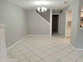 910 E Meadowmere Ln in Austin, TX - Building Photo - Building Photo