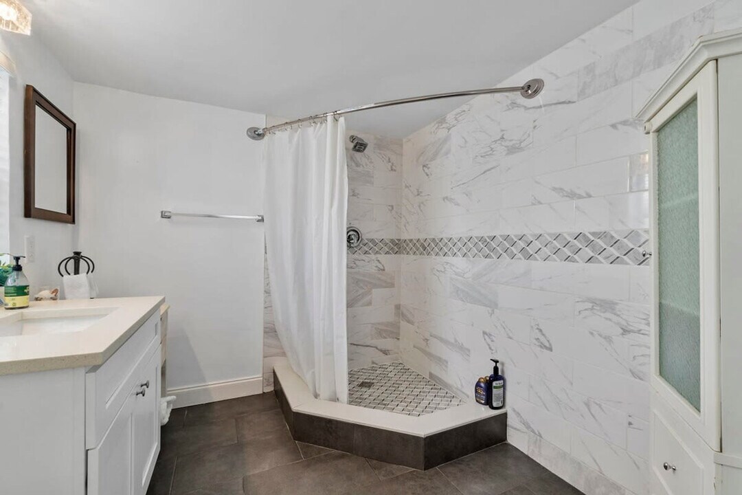 2407 NE 33rd Ave in Fort Lauderdale, FL - Building Photo