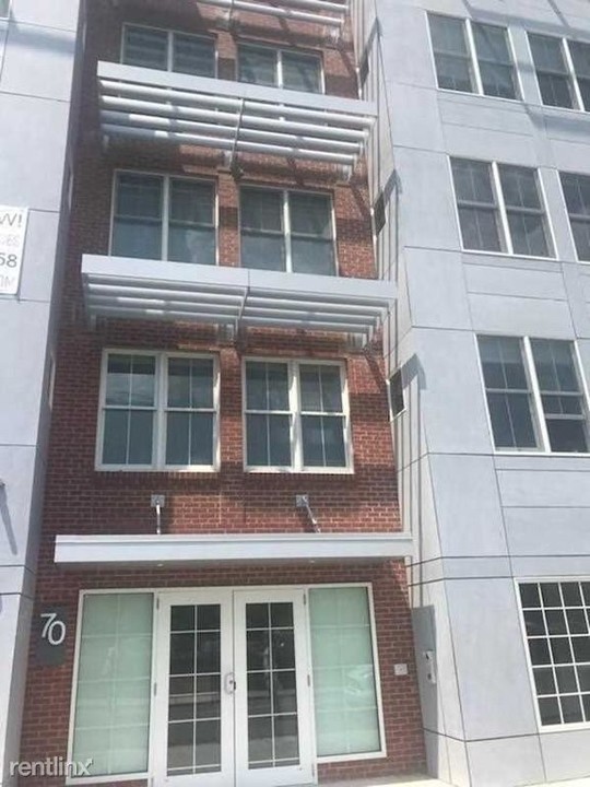70 Bremen St-Unit -Apt 206 in Boston, MA - Building Photo