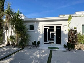 9007 NE 10th Ave in Miami, FL - Foto de edificio - Building Photo