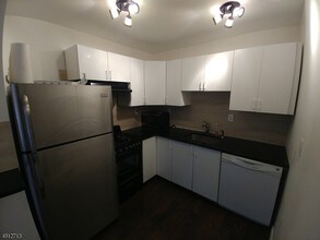 262 Matthews Drive in Newark, NJ - Foto de edificio - Building Photo