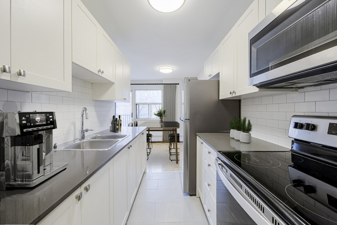 Landmark Apartments in Toronto, ON - Building Photo