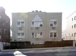 119-50 Metropolitan Ave in Kew Gardens, NY - Building Photo - Building Photo