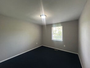 5000 Hilltop Acres Rd in Perry Hall, MD - Foto de edificio - Building Photo