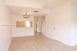 16686 Hemingway Dr in Weston, FL - Building Photo - Building Photo