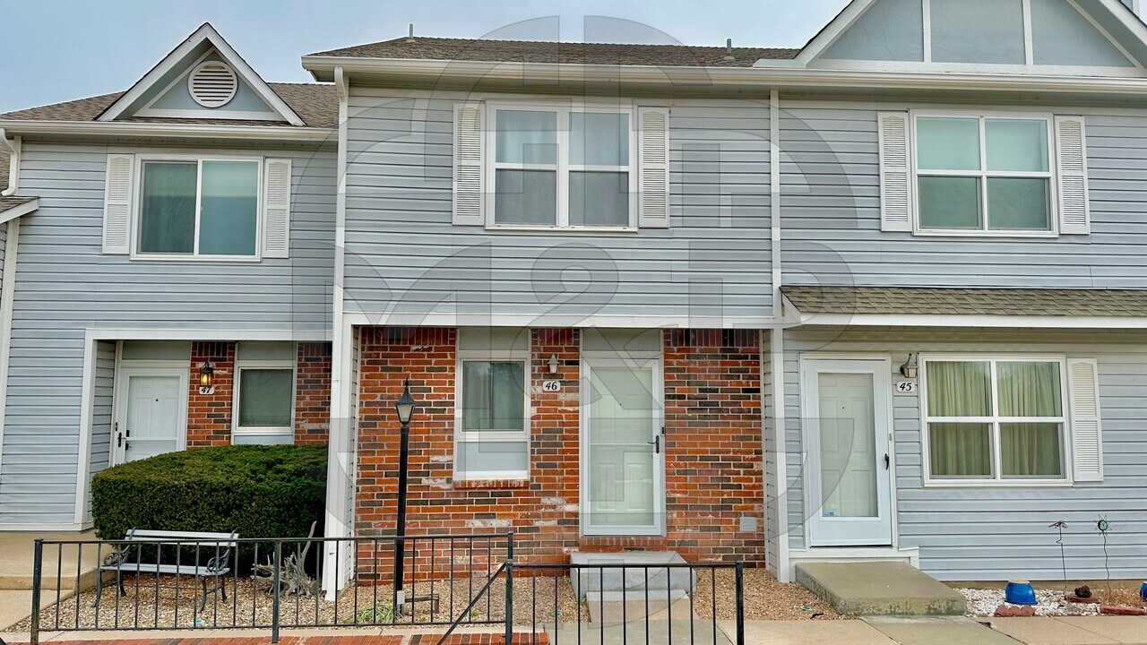 101 S Rock Rd in Derby, KS - Building Photo