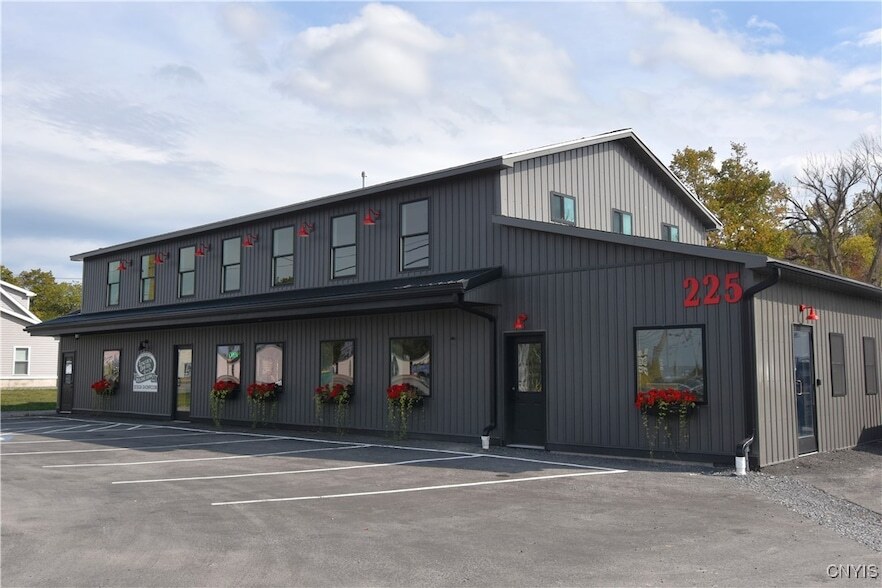 225 Clinton Rd in New Hartford, NY - Building Photo