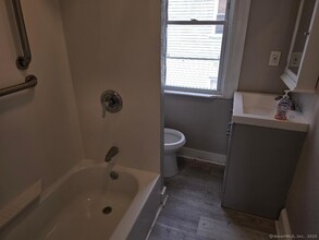 25 Earl St in Waterbury, CT - Building Photo - Building Photo