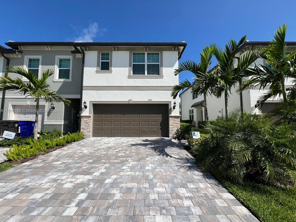 3235 Watercress Dr in Oakland Park, FL - Building Photo