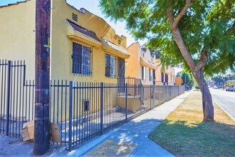 803 E 77th St in Los Angeles, CA - Foto de edificio - Building Photo