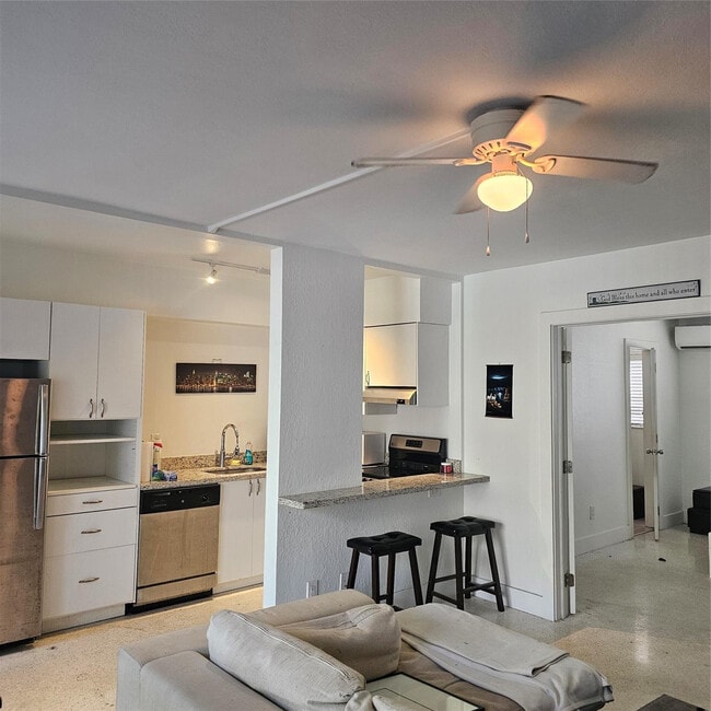 1354 Bayview Dr in Fort Lauderdale, FL - Building Photo - Building Photo