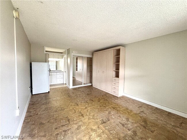 2555 9th St N in Naples, FL - Foto de edificio - Building Photo