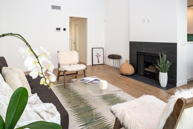 717 Orlando Ave in Los Angeles, CA - Building Photo - Building Photo