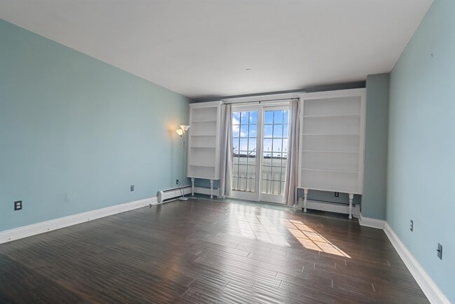 100 Shearwater Ct E in Jersey City, NJ - Building Photo - Building Photo