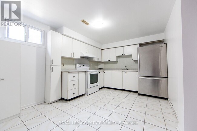 4129 Brandon Gate Dr in Mississauga, ON - Building Photo - Building Photo