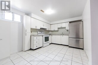 4129 Brandon Gate Dr in Mississauga, ON - Building Photo - Building Photo