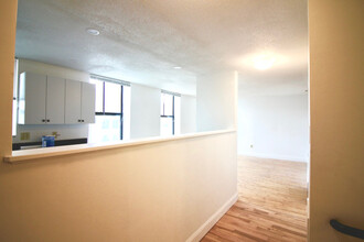 585 Congress St in Portland, ME - Building Photo - Interior Photo