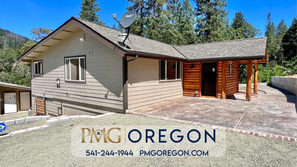 4323 Galice Rd in Merlin, OR - Building Photo