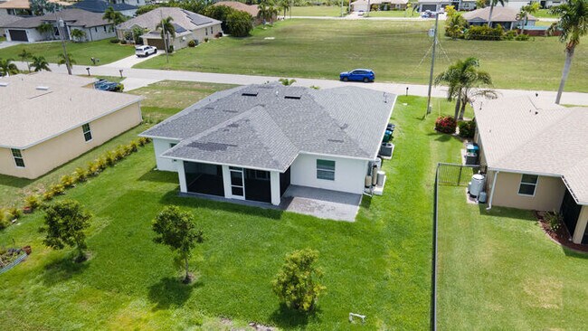 1004 NW 35th Pl in Cape Coral, FL - Foto de edificio - Building Photo