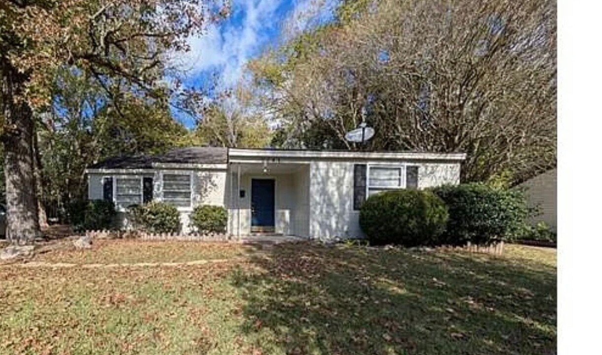 2041 Tullis Dr in Montgomery, AL - Building Photo