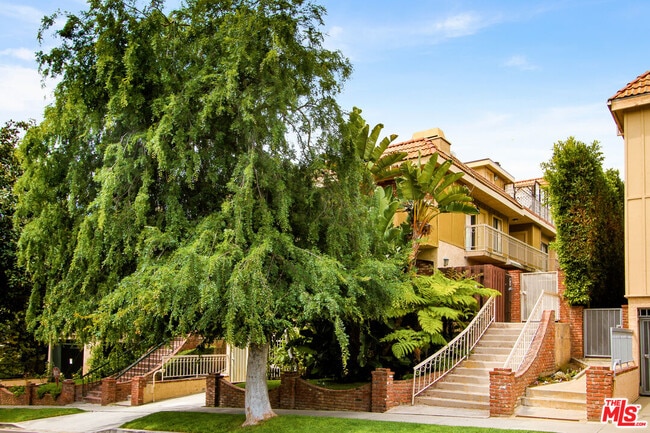 10671 Wilkins Ave in Los Angeles, CA - Foto de edificio - Building Photo