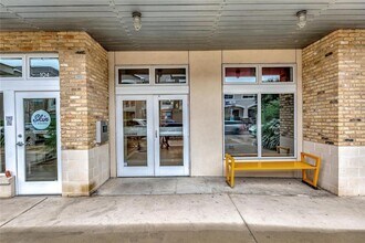 2124 E 6th St, Unit 305 in Austin, TX - Building Photo - Building Photo