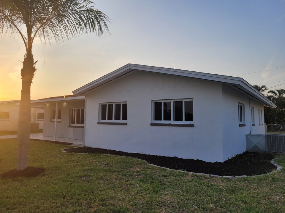 615 Monterey Ave in Cape Coral, FL - Building Photo