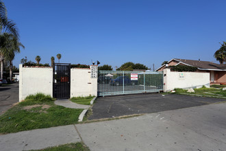 The Groves Apartments in Anaheim, CA - Building Photo - Building Photo