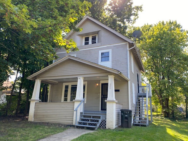 884 Stadelman Ave in Akron, OH - Building Photo