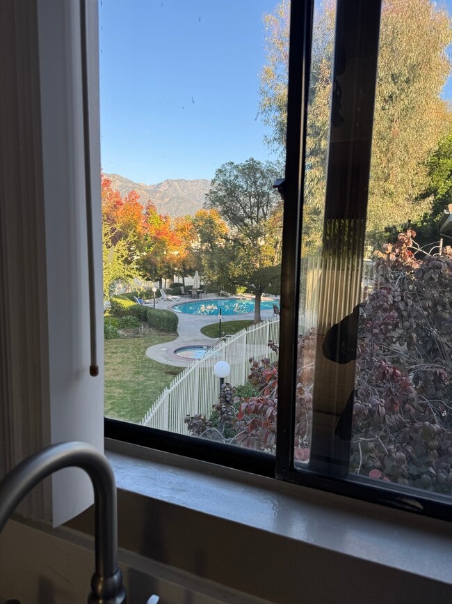 10512 Sunland Blvd in Shadow Hills, CA - Foto de edificio - Building Photo