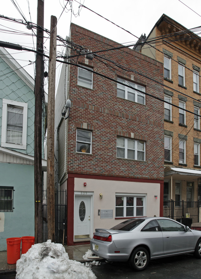 525 27th St in Union City, NJ - Foto de edificio - Building Photo