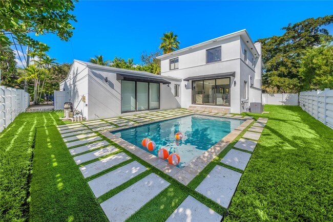 600 NE 57th St in Miami, FL - Building Photo - Building Photo