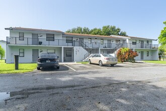 Lake Arjaro Apartments in West Palm Beach, FL - Building Photo - Building Photo