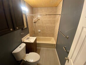 2103 Holly Dr in Dickinson, TX - Building Photo - Building Photo