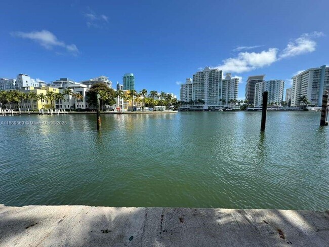 6015 Pine Tree Dr in Miami, FL - Building Photo - Building Photo