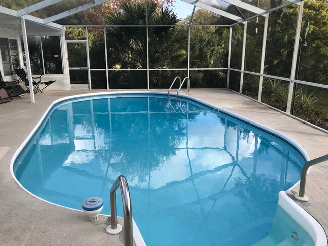 11011 Rollingwood Dr in Port Richey, FL - Building Photo - Building Photo