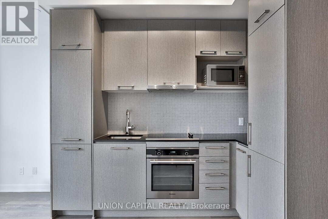 87-3587 Peter St in Toronto, ON - Building Photo