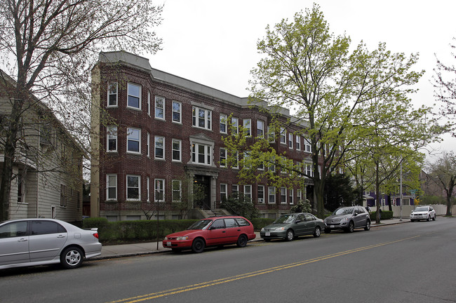 72-74 Kirkland St in Cambridge, MA - Foto de edificio - Building Photo