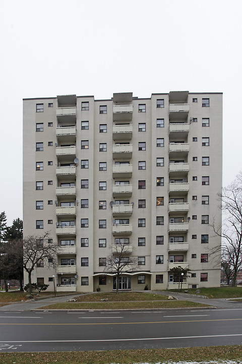 Cortina Apartments in Mississauga, ON - Building Photo